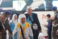 Penuh Haru dan Air Mata Bahagia, Jamaah Haji Kloter 2 Padang Tiba Kembali di Bengkulu