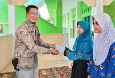 Kemenag  Bengkulu Selatan Salurkan Zakat dan Wakaf kepada 40 Murid  MIN 2