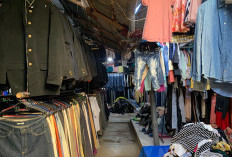 Pedagang Baju Thrift di Pasar Panorama Kesulitan Cari Barang Dagangan