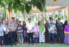 Wakil Bupati Seluma Serahkan Kunci Rumah RTLH kepada Warga Kelurahan Napal