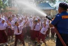 Unik dan Seru, Murid SD Negeri 79 Kota Bengkulu Rayakan Kelulusan dengan Siraman Mobil Damkar