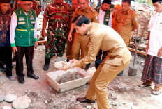 Rumah Maymunah Korban Kebakaran Mulai Dibangun, Bupati Gusril Letakkan Batu Pertama