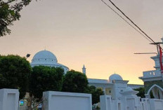 Suasana Senja di Masjid Agung At-Taqwa Memukau Warga Kota Bengkulu 
