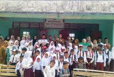 Bupati Kaur Serahkan Bantuan Sanitasi Rp 50 Juta untuk Asrama PKLK Pondok Pusaka