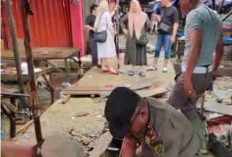 Satpol PP dan Pedagang Pasar Panorama  Lakukan Aksi Bersih Drainase 