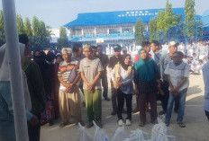 Didukung Komite, SMPN 4 Kota Bengkulu Bagikan Ratusan Paket Sembako 