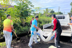 UBP Bengkulu dan Warga Ujan Mas Atas Gelar Jumat Bersih di Simpang PLTA Musi