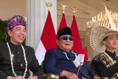 Diapit Jokowi dan Gibran,  Prabowo Tertawa Lepas Saksikan Atraksi Udara HUT ke-81 RI