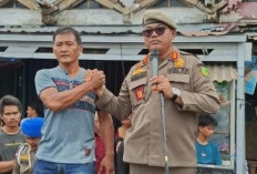  Satpol PP Kota Bengkulu Rapikan Kabel Liar di Pasar Panorama