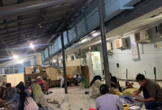  Nikmatnya  Buka Puasa Bersama Keluarga Pasien di Lorong Rumah Sakit  M. Yunus 