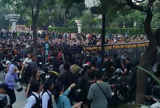 Mahasiswa Tembus Blokade Polisi, Sudirman-Bundaran HI Mencekam