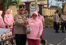 Kapolda Bengkulu  Bagi-Bagi Takjil kepada Masyarakat