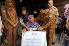 Saat Dapat Bantuan Kursi Roda dari Walikota Bengkulu, Tak Tertahan Air Mata Titin Sumarni Menetes
