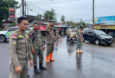 Dampak Banjir, Satpol PP Terapkan Rekayasa Lalin Satu Arah di Jalur Alternatif di Rawa Makmur
