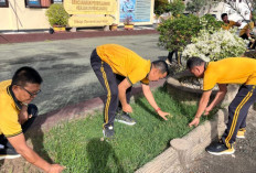 Rutin Bersihkan Lingkungan, Polres Kaur dukung Pemerintah Wujudkan Lingkungan bersih dan Asri