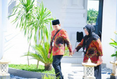 Melepas Rindu ke Tanah Suci, Momen Hangat Dedy Wahyudi Berangkat Haji Bersama Istri dan Warga