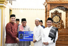 Pemkot Bengkulu Serahkan Bantuan di Masjid Nurul Iman 