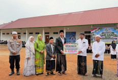Hadiri Peringatan Hari Santri Nasional, Wakil Bupati Mukomuko Serahkan Bantuan CSR ke Pondok Pesantren