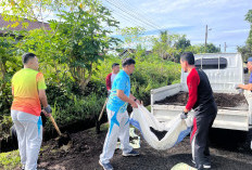UBP Bengkulu dan Warga Ujan Mas Atas Gelar Jumat Bersih di Simpang PLTA Musi