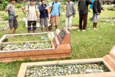 Pemdes Padang Nibung dan Masyarakat Gotong Royong Bersihkan Makam