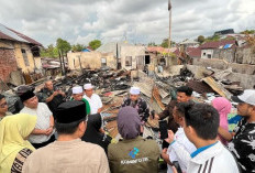 Tinjau Korban Kebakaran di Kebun Keling, Gubernur Bengkulu Salurkan Bantuan Rp 20 Juta