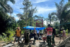 TNI Bersama Masyarakat Bangun  Jembatan Gantung di Pino Baru