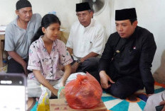 Walikota Bengkulu Kunjungi dan Bantu Warga yang Sakit