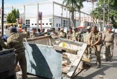 Satpol PP Kota Bengkulu Bongkar Gerobak dan Putus Aliran Listrik Ilegal di Jalan Cendana
