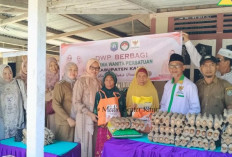 Dharma Wanita Persatuan Kabupaten Kaur dan Baznas Salurkan Santunan di  Desa Kepahiyang