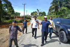 Wagub Mian Tinjau Progres Jalan di Marga Sakti Sebelat, Warga Gelar Syukuran