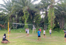 Ngabuburit, Warga Lempuing  Isi Waktu Bermain Bola Voli 