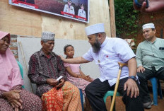 Gubernur Bengkulu Pompa Semangat Warga Kurang Mampu di Desa Air Jelatang