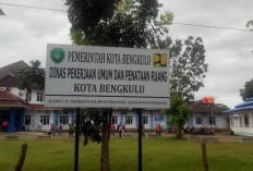  Dinas PUPR Kota Bengkulu Bongkar Drainase Tersumbat di Jalan Salak