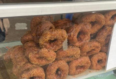 Kue Lengkok Ayuk Emi Jadi Pilihan Takjil Favorit Warga Saat Ramadan