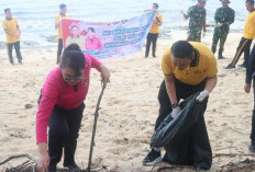 Polres Bersama Masyarakat Kaur Lakukan Aksi Bersih di Pantai Pinang Tawar