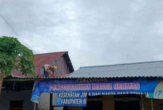  Usai  Badai Disertai Hujan, Warga Surabaya Permai Perbaiki Atap Rumah