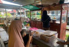 Siasat Ibu Sri: Dari Bubur Ayam ke Menu Takjil, Hidupkan Suasana Ramadan di Perumahan Diknas