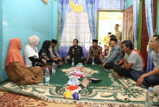 Bupati Kaur Sambangi Keluarga Korban Terseret Ombak, Wujud Nyata Kepedulian di Tengah Duka